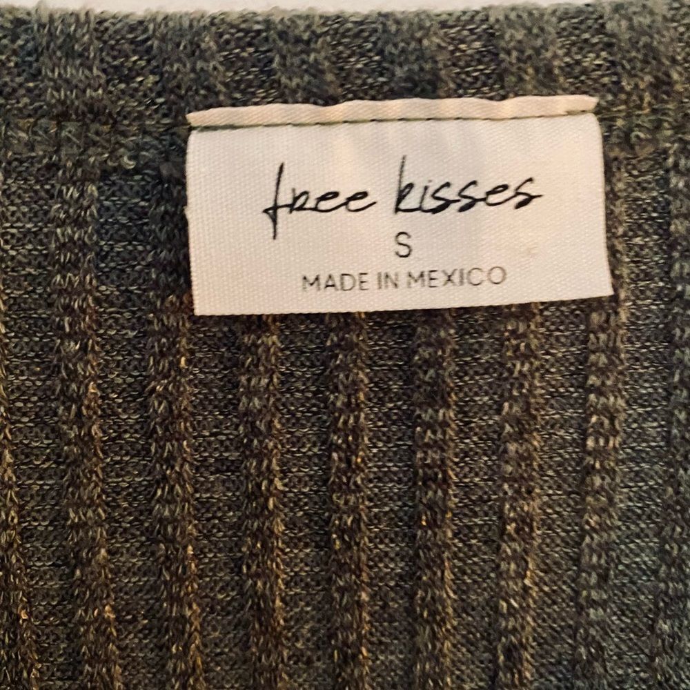 Free Kisses Top - Picture 2 of 6